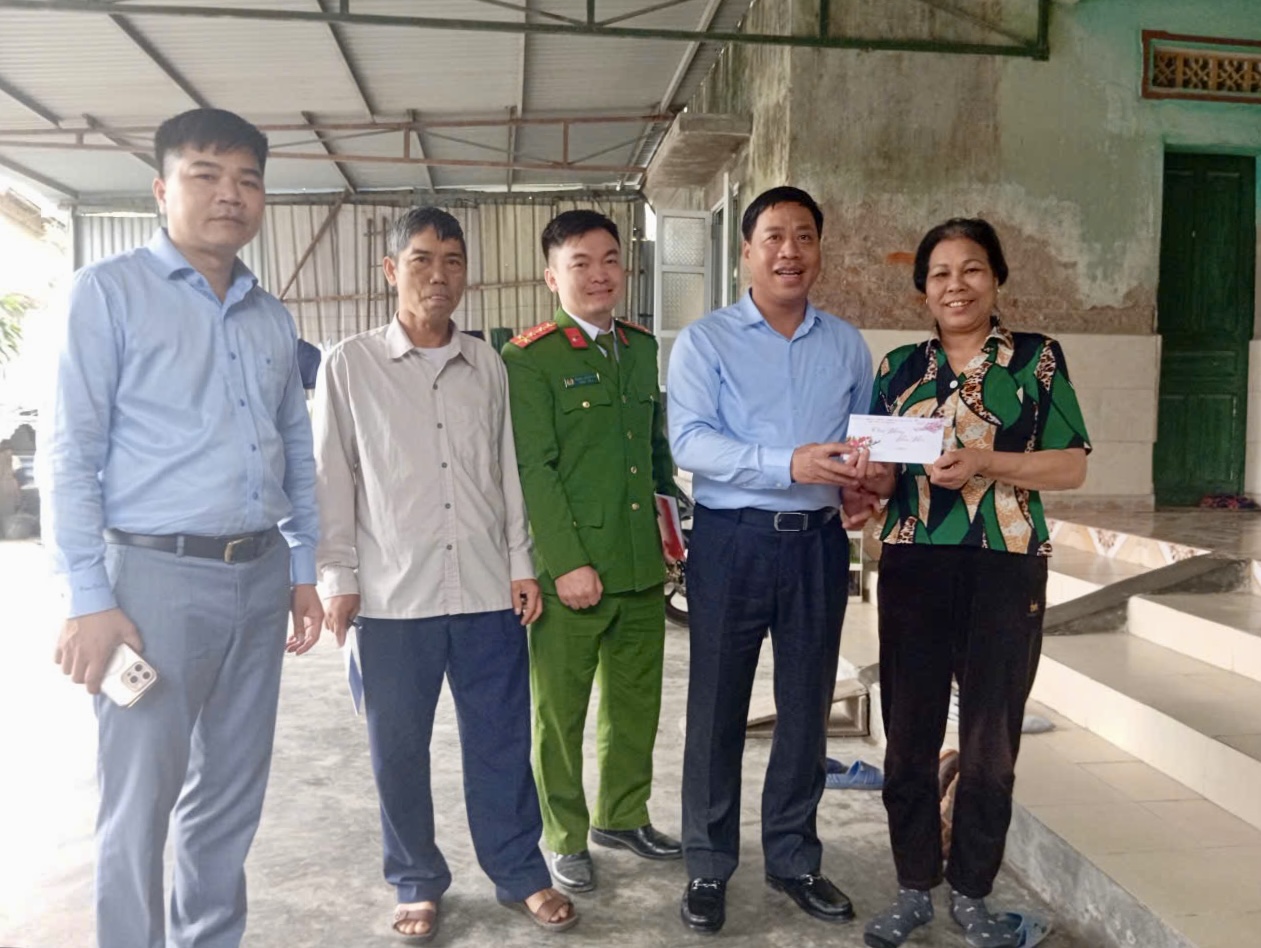 Đồng ch&iacute; L&acirc;m Văn Đạt, Chủ tịch UBND phường thăm tặng qu&agrave; c&aacute;c hộ d&acirc;n c&oacute; nh&agrave; tại mặt bằng KCN An Dương.