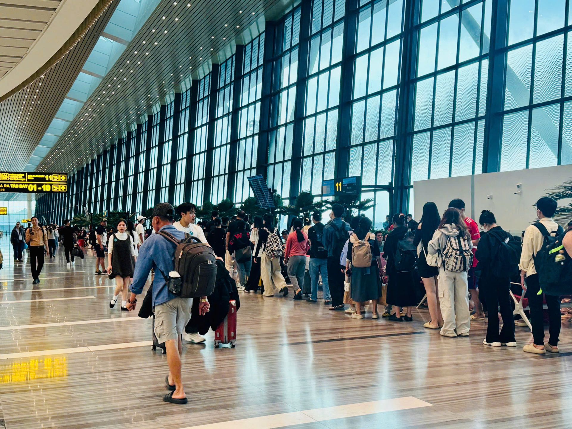 Cảng H&agrave;ng kh&ocirc;ng quốc tế T&acirc;n Sơn Nhất khuyến c&aacute;o h&agrave;nh kh&aacute;ch chủ động chuẩn bị đầy đủ giấy tờ, đến s&acirc;n bay sớm trước giờ bay, ưu ti&ecirc;n check-in trực tuyến&hellip;