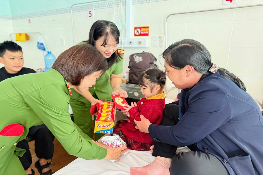 Hội Phụ nữ v&agrave; Đo&agrave;n Thanh ni&ecirc;n C&ocirc;ng an Phường B&rsquo;Lao đ&atilde; tổ chức chuyến thăm v&agrave; trao tặng qu&agrave; Tết cho c&aacute;c bệnh nhi đang điều trị tại Khoa Nhi, Bệnh viện II L&acirc;m Đồng