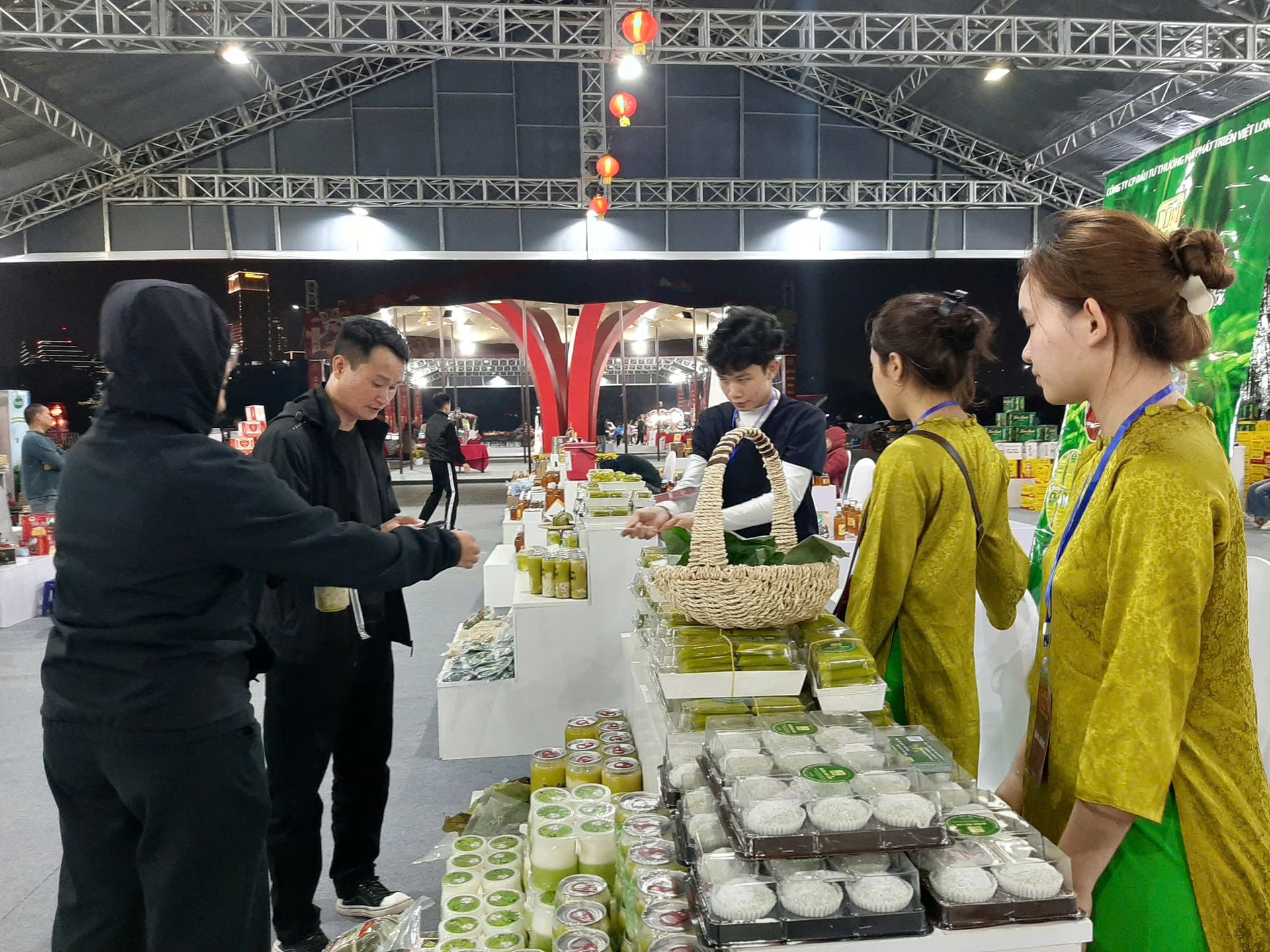 Người d&acirc;n Thủ đ&ocirc; tham quan c&aacute;c gian h&agrave;ng tại Lễ hội.