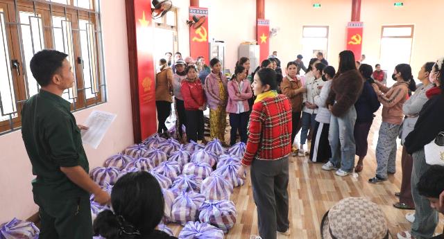 Đ&ocirc;ng đảo b&agrave; con c&aacute;c x&atilde; chuẩn bị nhận qu&agrave; Tết do ACV trao tặng.