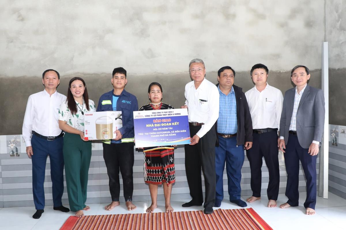 L&atilde;nh đạo ACV v&agrave; ch&iacute;nh quyền địa phương b&agrave;n giao nh&agrave; Đại đo&agrave;n kết cho c&aacute;c hộ d&acirc;n.