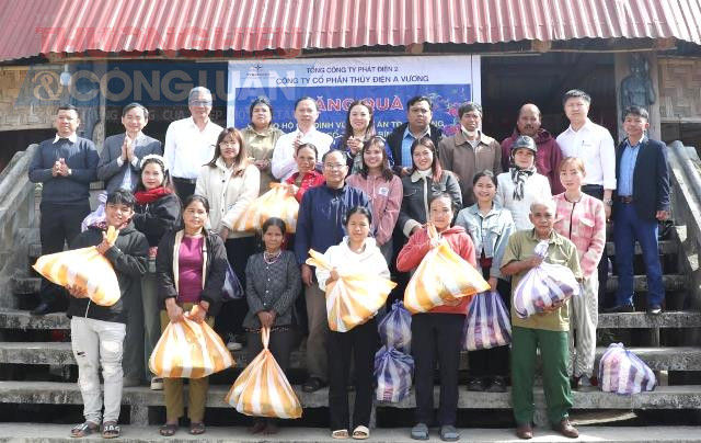 Những phần qu&agrave; Tết của ACV được trao tận tay cho người d&acirc;n ở c&aacute;c th&ocirc;n thuộc 2 x&atilde; Bến Hi&ecirc;n v&agrave; T&acirc;y Giang.