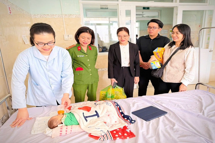 Hội Phụ nữ v&agrave; Đo&agrave;n Thanh ni&ecirc;n C&ocirc;ng an Phường B&rsquo;Lao đ&atilde; tổ chức chuyến thăm v&agrave; trao tặng qu&agrave; Tết cho c&aacute;c bệnh nhi đang điều trị tại Khoa Nhi, Bệnh viện II L&acirc;m Đồng