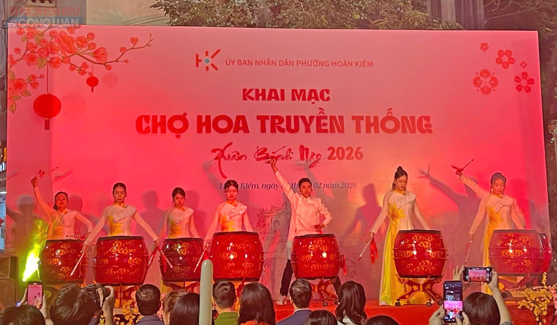 Tiết mục trống hội truyền thống tại Lễ khai mạc chợ hoa H&agrave;ng Lược tối 6/2.