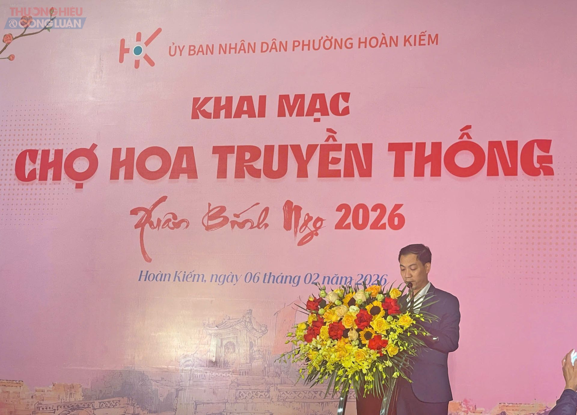 Đảng uỷ vi&ecirc;n, Ph&oacute; Chủ tịch UBND phường Ho&agrave;n Kiếm&nbsp;Nguyễn To&agrave;n Thắng ph&aacute;t biểu lễ khai mạc.