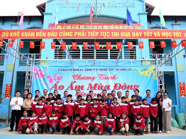 Nghệ An: Hơn 450 học sinh vùng cao Chiêu Lưu được trao áo ấm trước thềm năm mới
