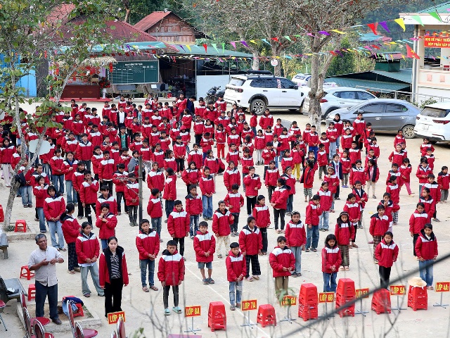 Hơn 450 &aacute;o ấm đến với học sinh v&ugrave;ng cao x&atilde; Chi&ecirc;u Lưu.