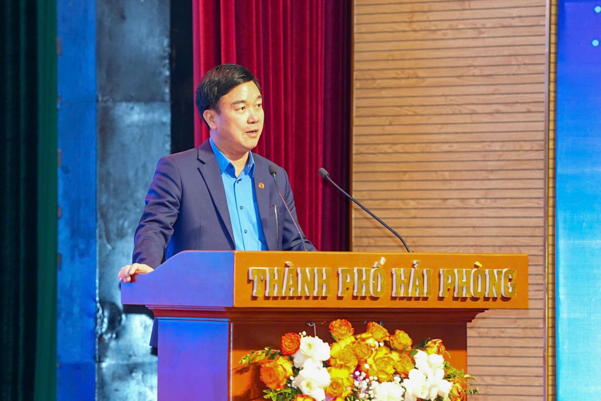 Tại Hội nghị, Tổng LĐLĐ Việt Nam v&agrave; LĐLĐ th&agrave;nh phố đ&atilde; trao tặng Cờ thi đua v&agrave; Bằng khen cho nhiều tập thể, c&aacute; nh&acirc;n thuộc Khu c&ocirc;ng nghiệp ph&iacute;a Đ&ocirc;ng th&agrave;nh phố c&oacute; th&agrave;nh t&iacute;ch xuất sắc.