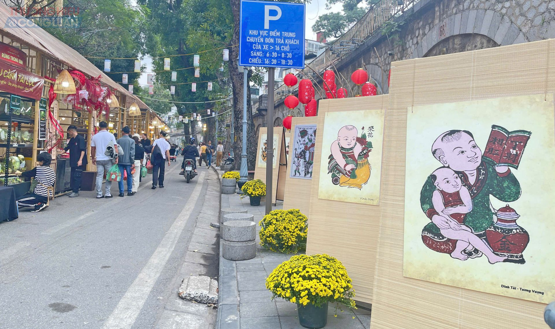 Phố b&iacute;ch hoạ Ph&ugrave;ng Hưng được trang tr&iacute; tranh Đ&ocirc;ng Hồ độc đ&aacute;o