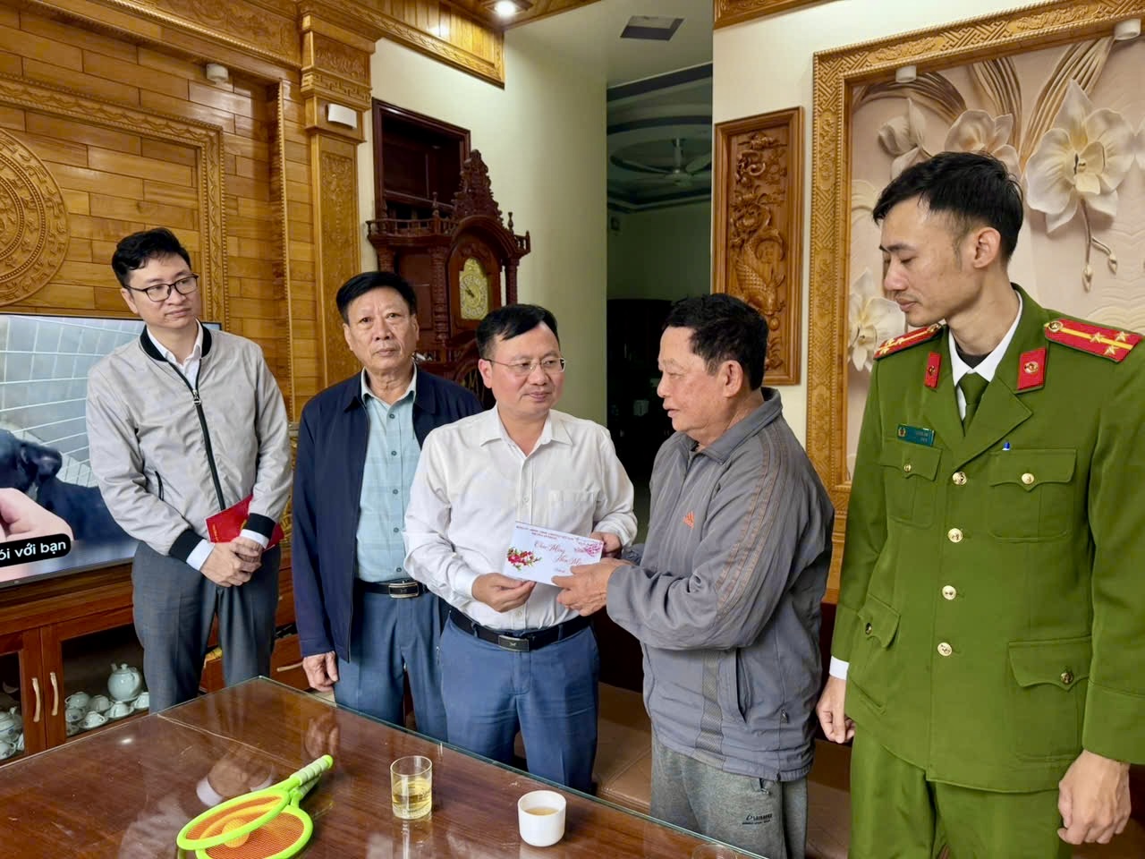 Phường An Phong thăm, tặng quà các hộ dân gương mẫu trong công tác giải phóng mặt bằng