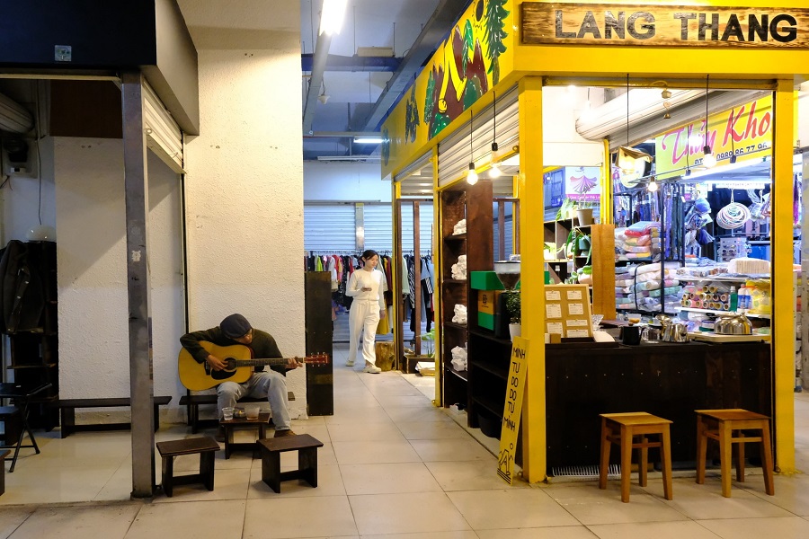 C&aacute;c gian h&agrave;ng được trang tr&iacute; bắt mắt, s&aacute;ng tạo