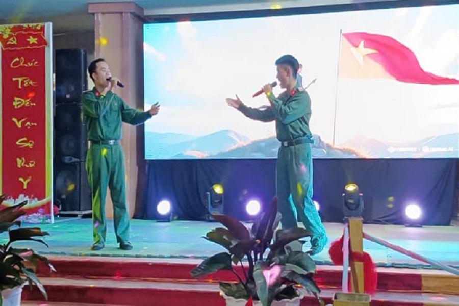 C&aacute;n bộ, chiến sĩ Trung đo&agrave;n 994A, Bộ Chỉ huy Qu&acirc;n sự tỉnh L&acirc;m Đồng giao lưu văn nghệ c&ugrave;ng học sinh trong trường