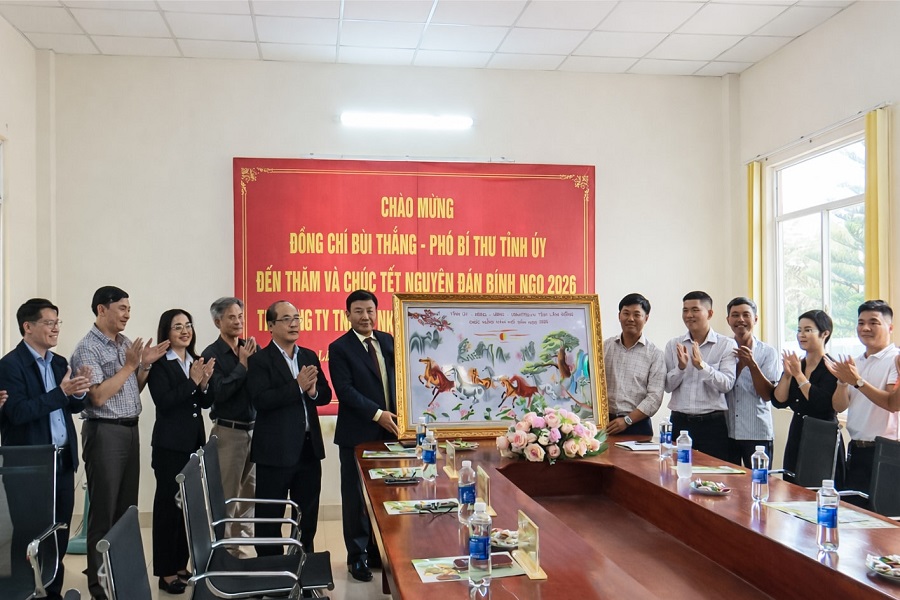 Đồng ch&iacute; B&ugrave;i Thắng, Ph&oacute; B&iacute; thư Tỉnh ủy L&acirc;m Đồng ph&aacute;t biểu động vi&ecirc;n, ch&uacute;c mừng, trao tặng qu&agrave; cho C&ocirc;ng ty TNHH xuất nhập khẩu T&acirc;n Th&agrave;nh Nam Agriculture