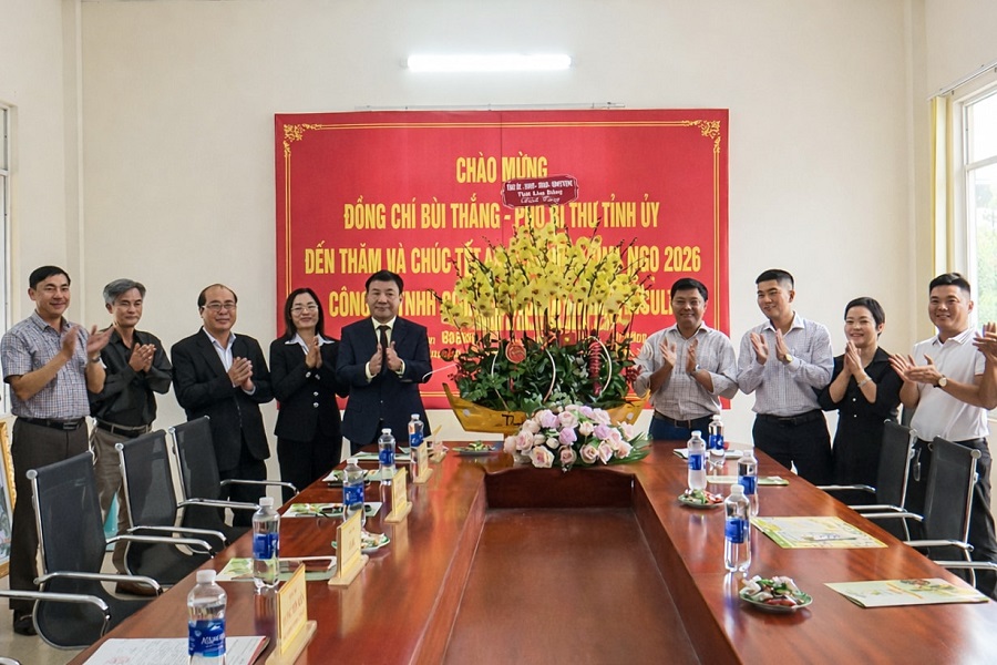 Đồng ch&iacute; B&ugrave;i Thắng, Ph&oacute; B&iacute; thư Tỉnh ủy L&acirc;m Đồng trao tặng lẵng hoa ch&uacute;c mừng C&ocirc;ng ty TNHH xuất nhập khẩu T&acirc;n Th&agrave;nh Nam Agriculture