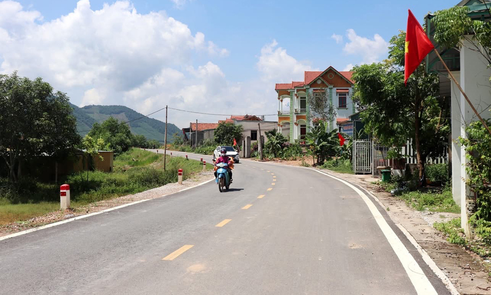 Đường giao th&ocirc;ng th&ocirc;n T&acirc;n Chung, x&atilde; An Lạc được thảm nhựa.