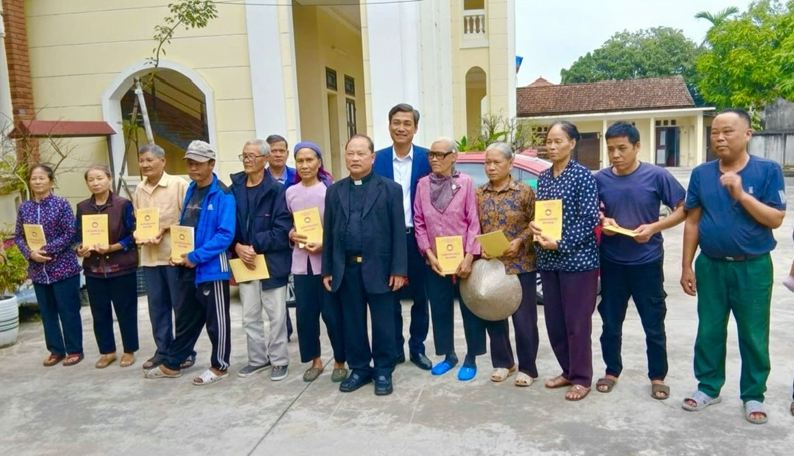 Giáo xứ Cốc Thành trao quà Tết, lan tỏa tinh thần bác ái Kitô giáo
