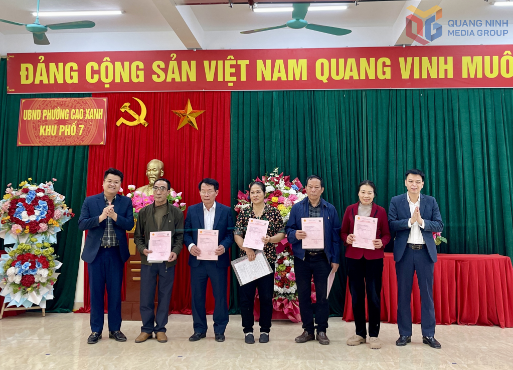 Trao Giấy chứng nhận quyền sử dụng đất cho các hộ dân tại Dự án Khu đô thị mới Cao Xanh – Hà Khánh A mở rộng