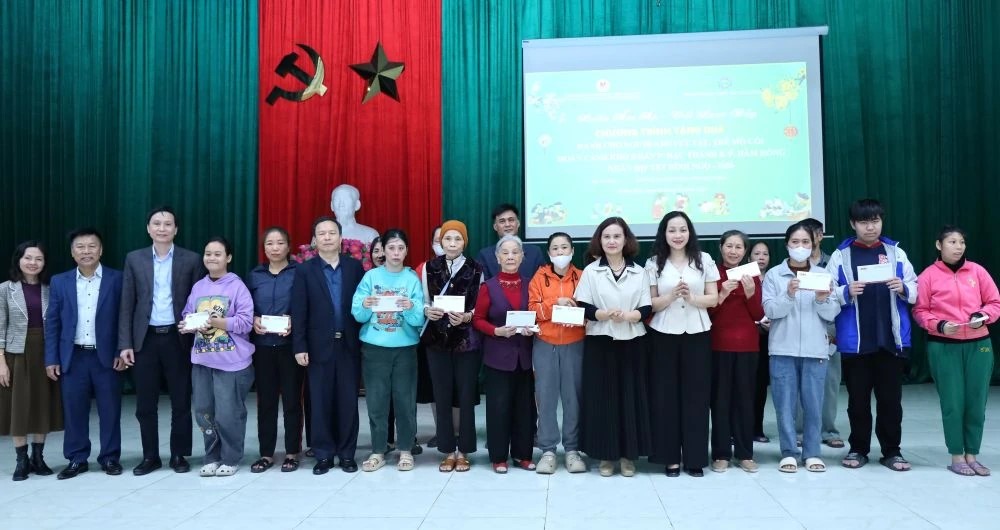 Hiệp hội Doanh nghiệp tỉnh Thanh Hóa tặng quà Tết cho người khuyết tật, người có hoàn cảnh khó khăn