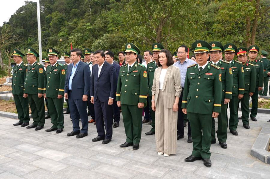 L&atilde;nh đạo tỉnh Quảng Trị v&agrave; Bộ Tư lệnh BĐBP d&acirc;ng hương tri &acirc;n c&aacute;c Anh h&ugrave;ng liệt sĩ