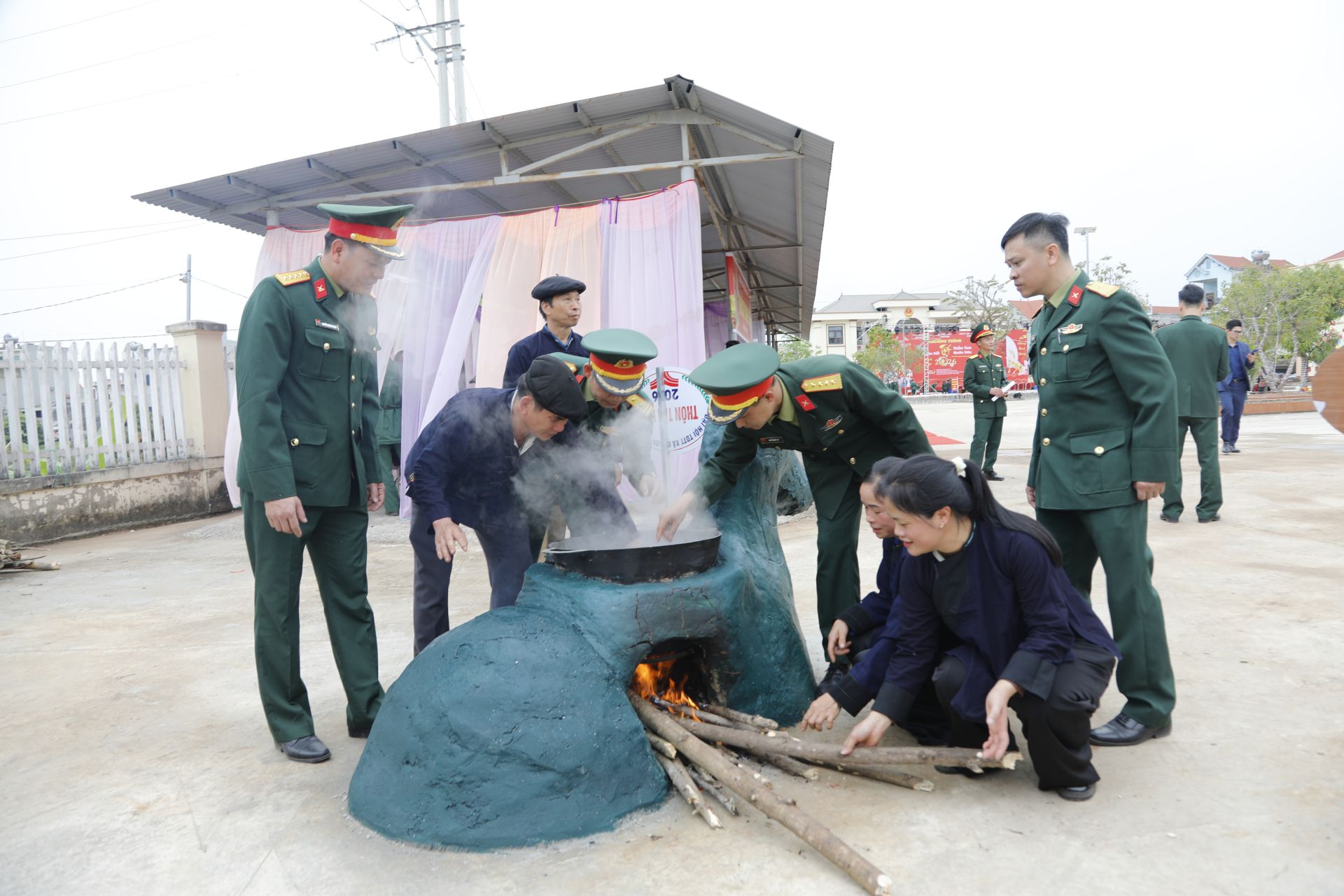 B&aacute;nh trưng tại h&ocirc;i thi được nấu ch&iacute;n để tặng hộ ngh&egrave;o.