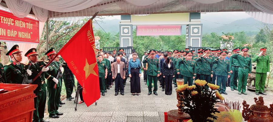 C&aacute;c đại biểu d&agrave;nh ph&uacute;t mặc niệm tri &acirc;n anh h&ugrave;ng liệt sĩ