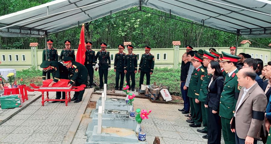 H&agrave;i cốt liệt sĩ được an t&aacute;ng tại Nghĩa trang liệt sĩ x&atilde; Ba L&ograve;ng