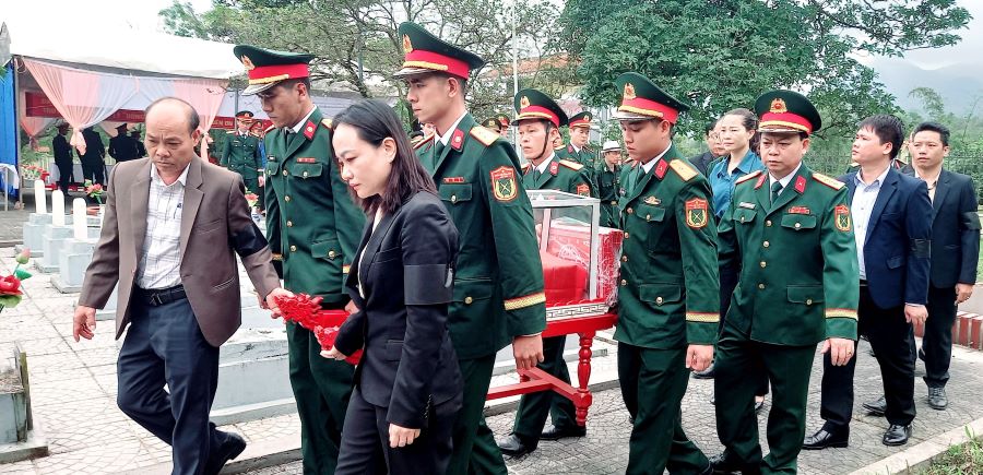 L&atilde;nh đạo địa phương c&ugrave;ng c&aacute;c đại biểu v&agrave; nh&acirc;n d&acirc;n đưa tiển liệt sĩ về nơi an t&aacute;ng