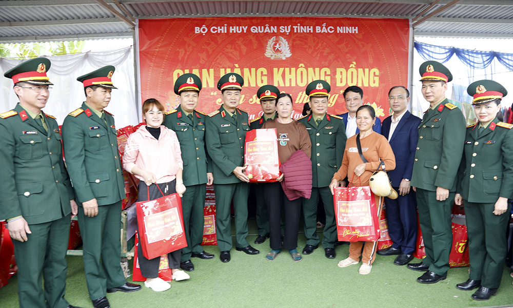 Bộ Chỉ huy qu&acirc;n sự tỉnh tặng nhu yếu phẩm cho c&aacute;c hộ d&acirc;n