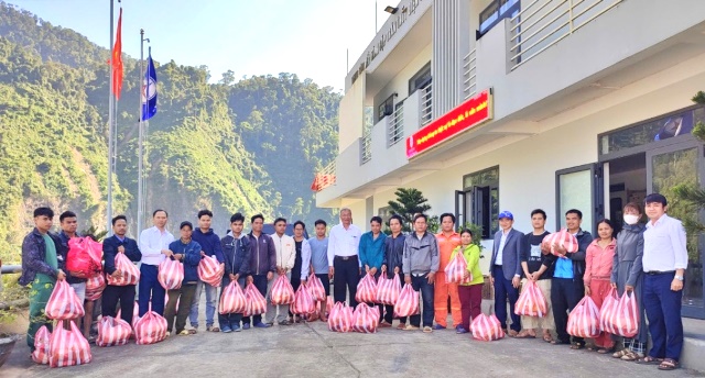 Thủy điện A Vương: Bàn giao 2 nhà Đại đoàn kết, trao 200 suất quà Tết cho đồng bào Cơ Tu