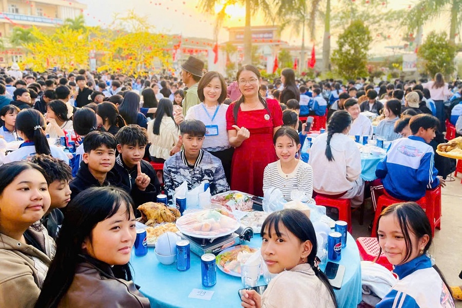 To&agrave;n bộ học sinh tham dự bữa tiệc tất ni&ecirc;n đặc biệt, quy m&ocirc; lớn