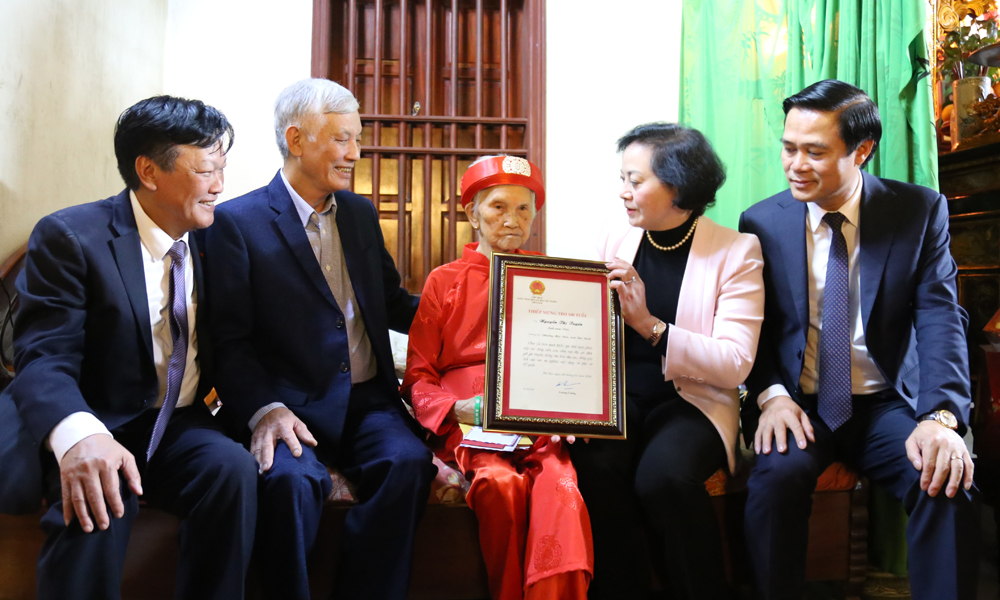 Phó Thủ tướng Phạm Thị Thanh Trà tặng quà Tết gia đình chính sách ở Bắc Ninh