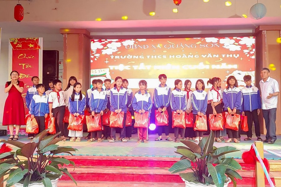 Trường THCS Ho&agrave;ng Văn Thụ tặng qu&agrave; Tết tới c&aacute;c học sinh c&oacute; ho&agrave;n cảnh kh&oacute; khăn