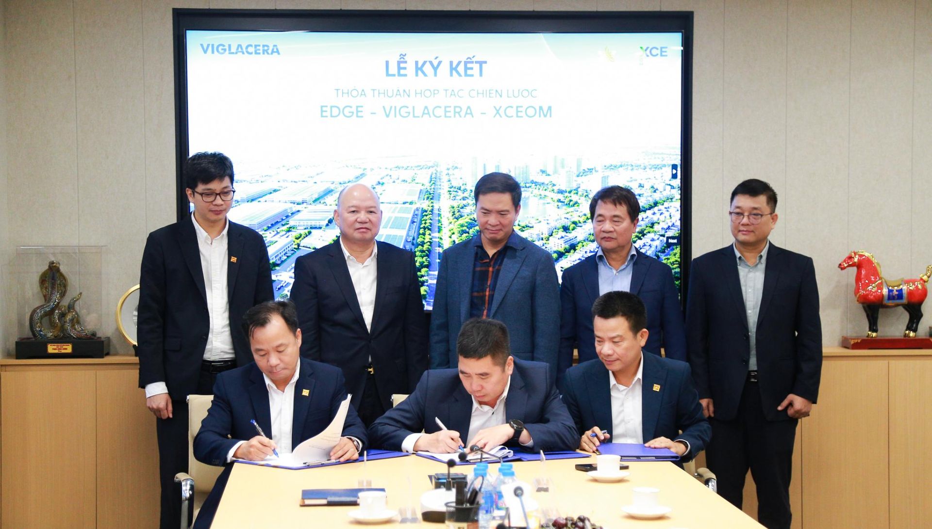 Đại diện 3 c&ocirc;ng ty Viglacera - XCEOM - EDGE k&yacute; thỏa thuận hợp t&aacute;c chiến lược
