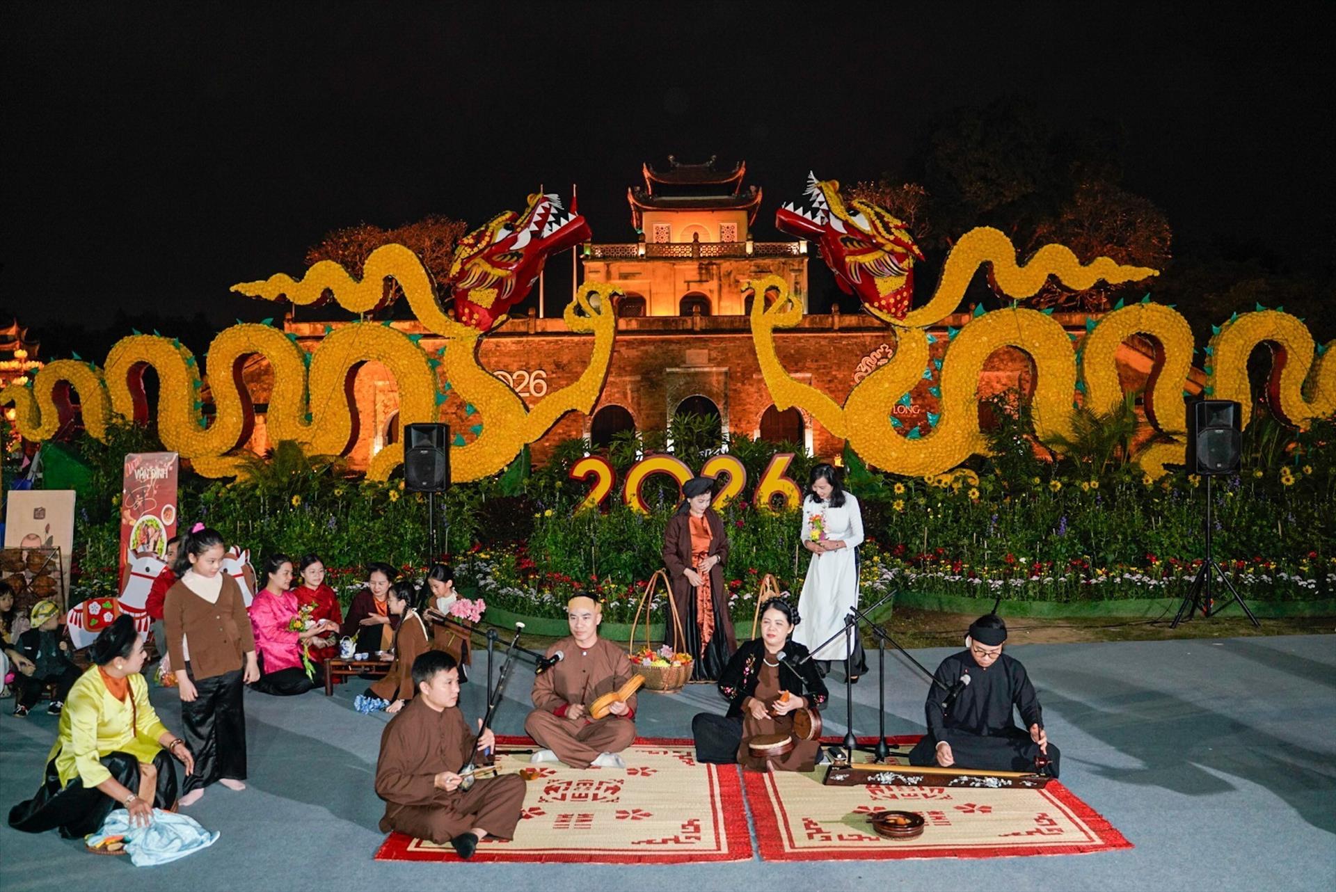 Biểu diễn h&aacute;t Xẩm tại kh&ocirc;ng gian chương tr&igrave;nh.