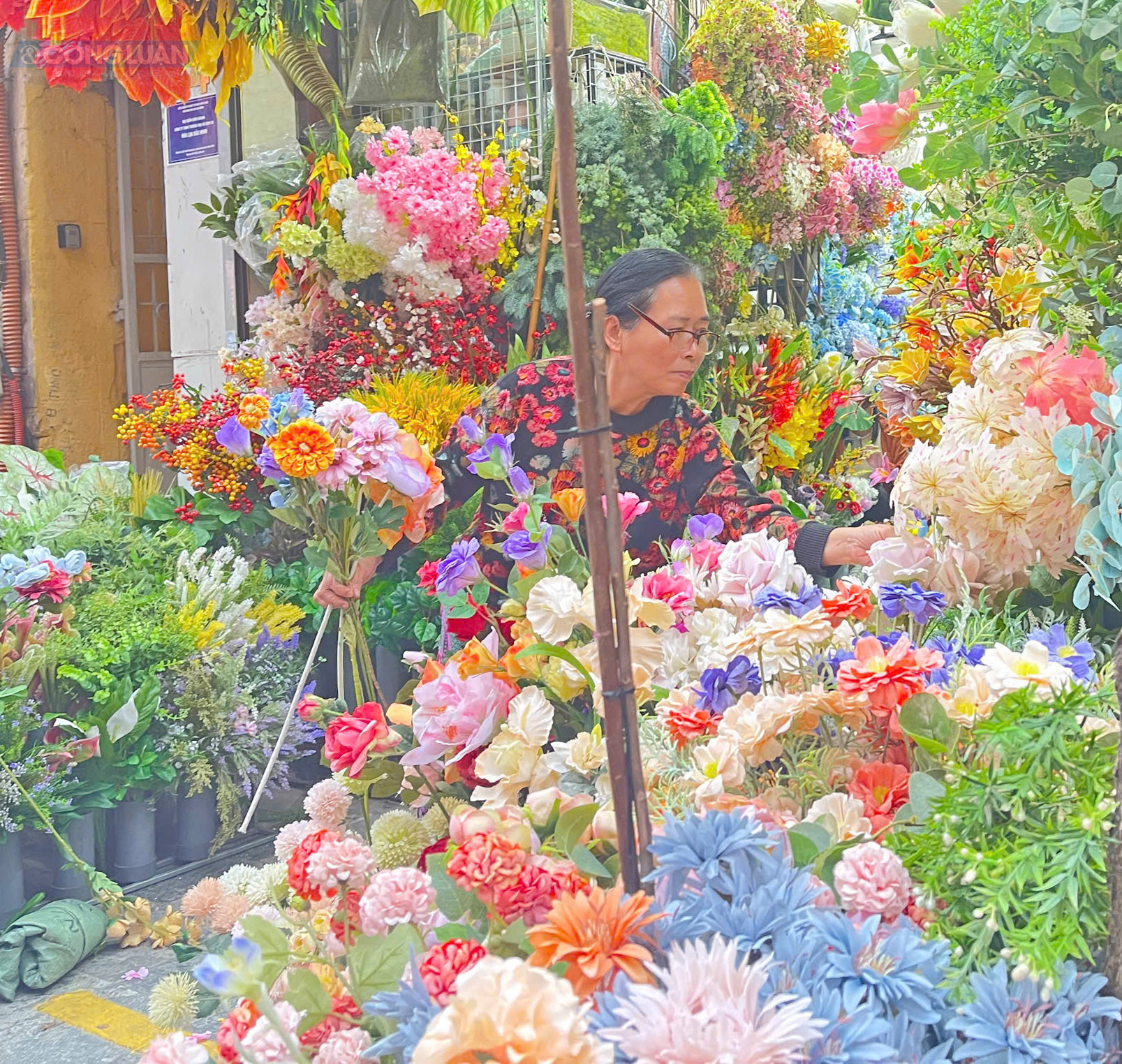 Phố H&agrave;ng M&atilde; được bao phủ bởi m&agrave;u đỏ rực rỡ của đồ trang tr&iacute; Tết.