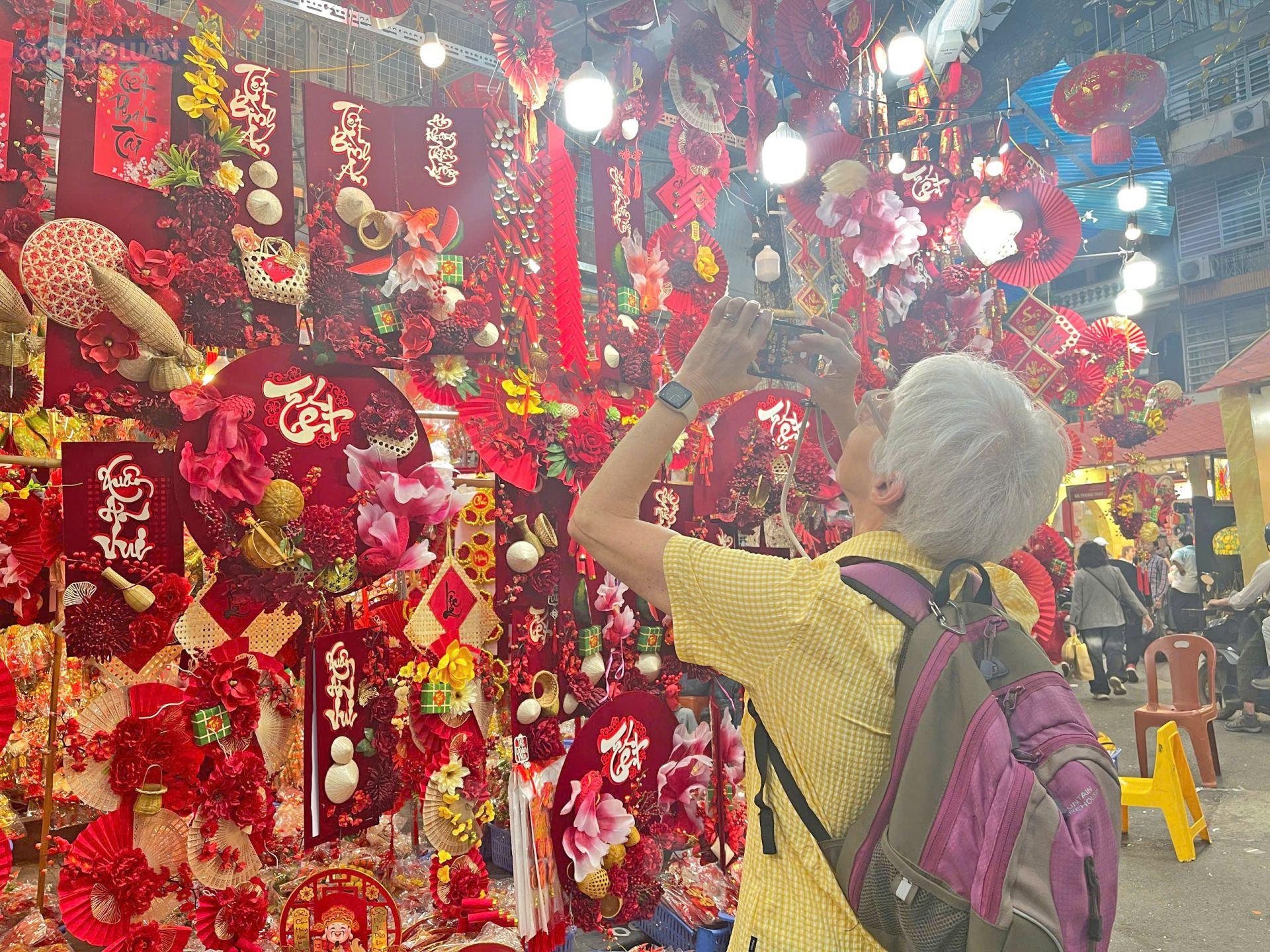 Du kh&aacute;ch nước ngo&agrave;i h&agrave;o hứng check-in tại phố H&agrave;ng M&atilde;