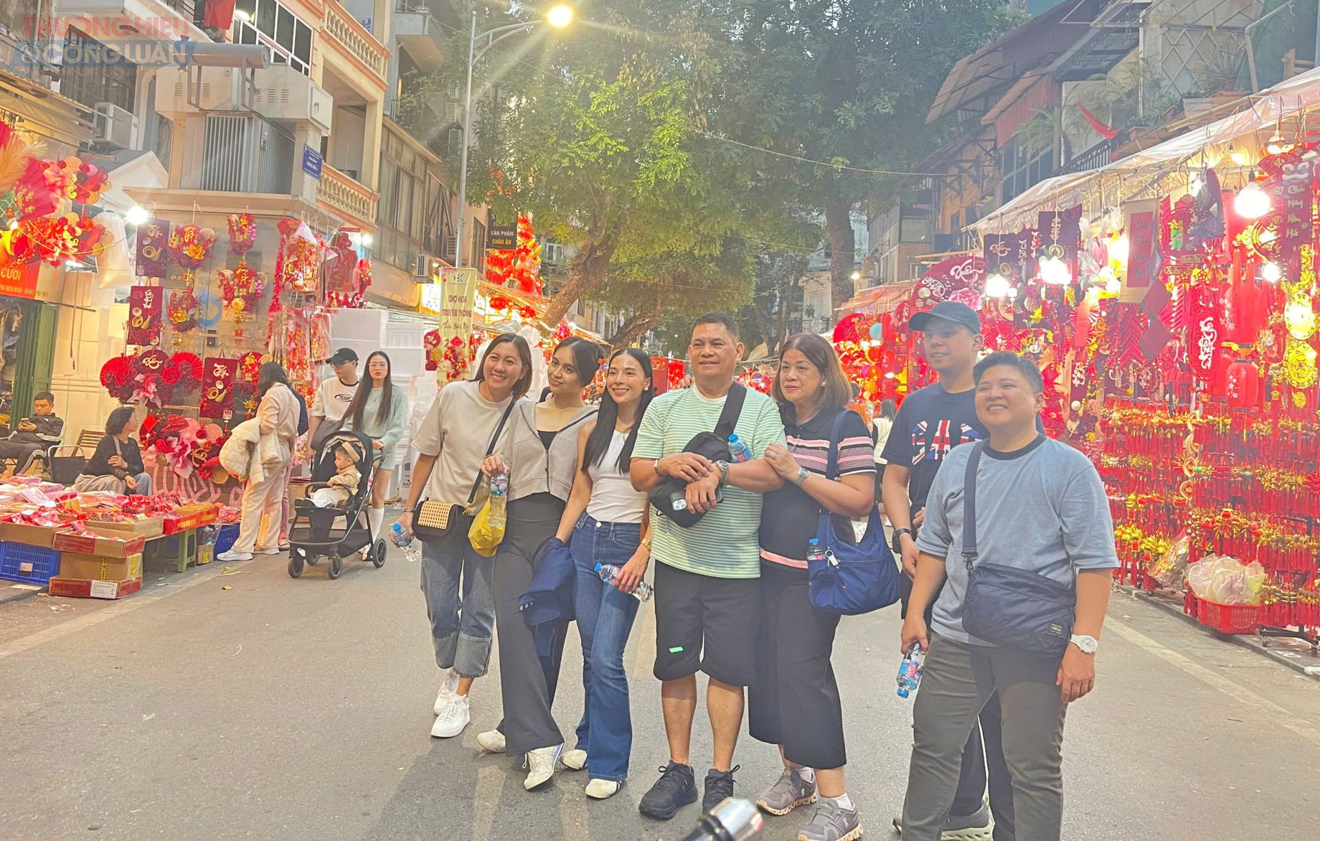 đ&ocirc;ng đảo du kh&aacute;ch đ&atilde; đổ về check-in, mua sắm v&agrave; trải nghiệm kh&ocirc;ng kh&iacute; Tết tại 