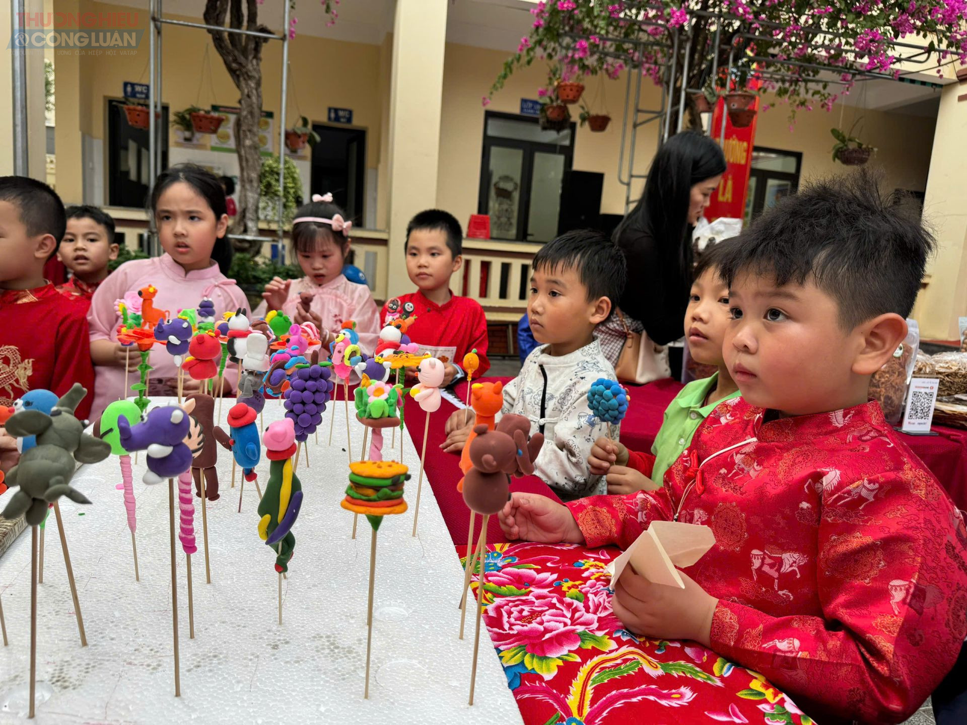 C&aacute;c em học sinh h&agrave;o hứng b&ecirc;n gian h&agrave;ng t&ograve; he
