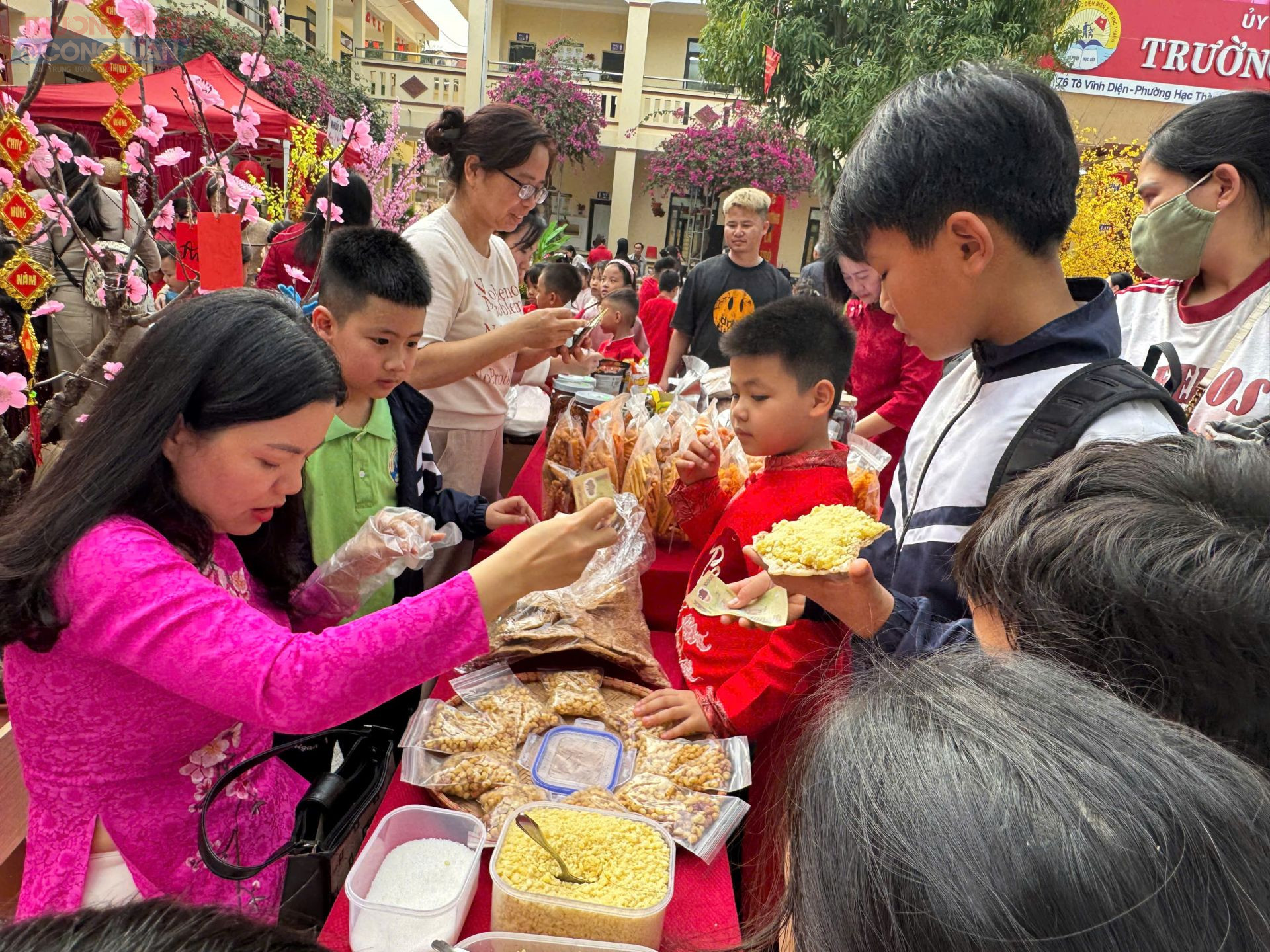 C&aacute;c em học sinh th&iacute;ch th&uacute; khi lần đầu được thưởng thức m&oacute;n b&aacute;nh đa k&ecirc; hương vị truyền thống