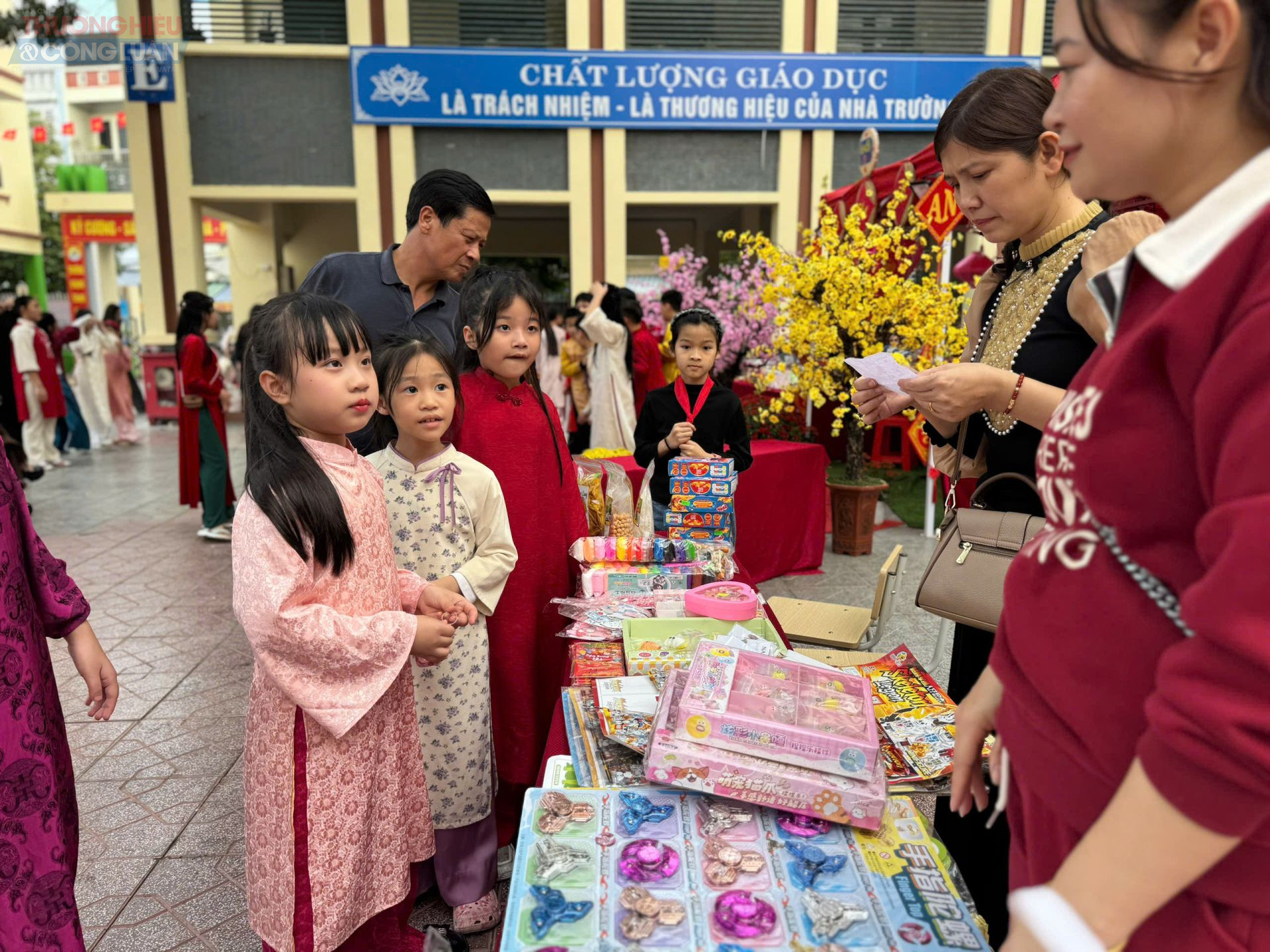 Gian h&agrave;ng đồ chơi thu h&uacute;t sự quan t&acirc;m của nhiều bạn nhỏ