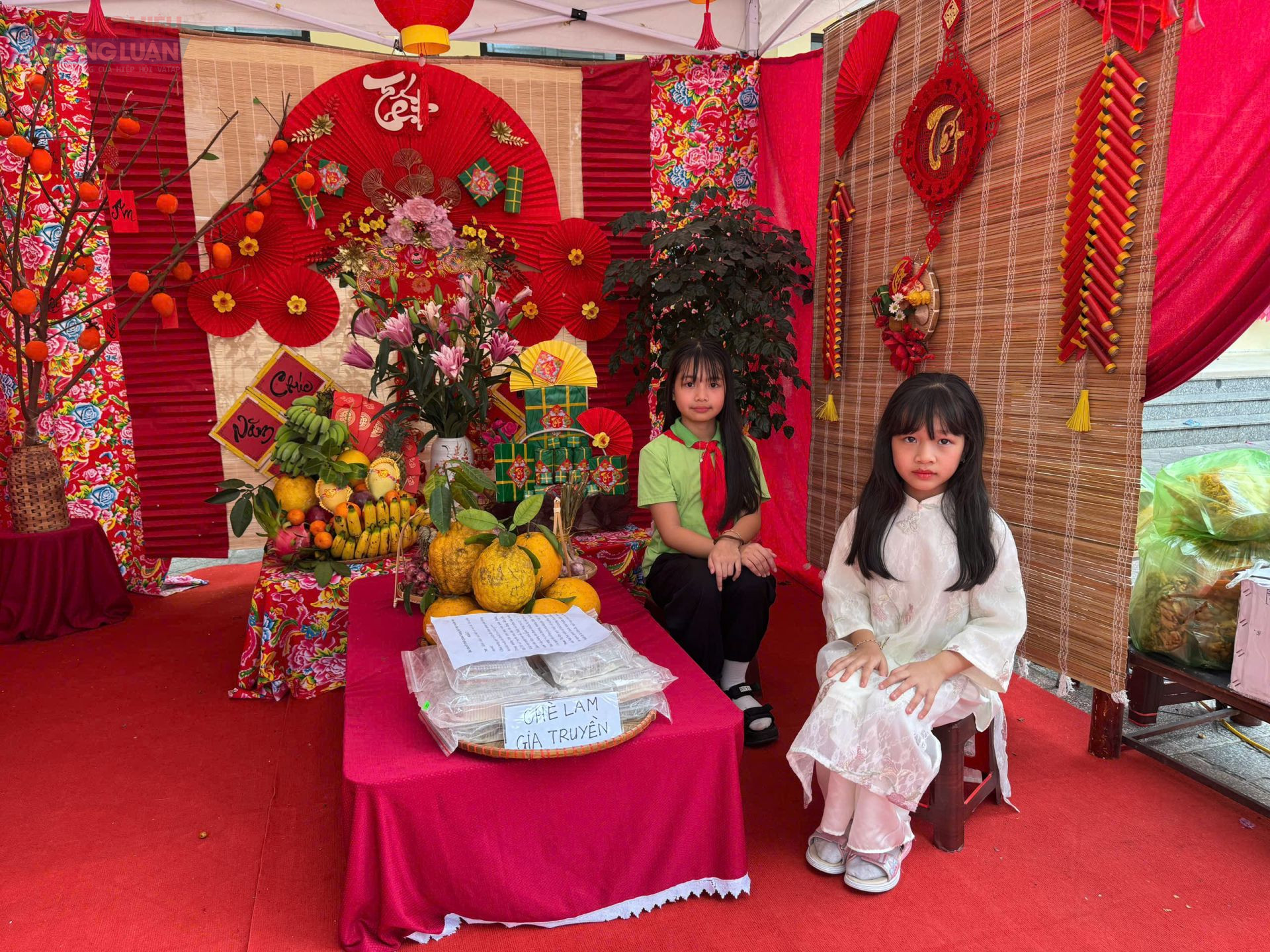 C&aacute;c em học sinh tại gian h&agrave;ng của khối lớp 2