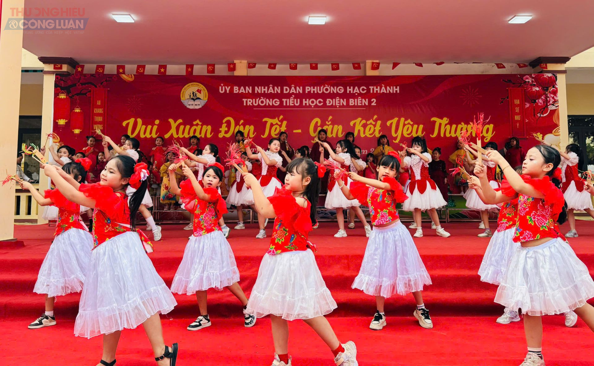 Rộn ràng không khí "Vui xuân đón tết - gắn kết yêu thương" tại Trường Tiểu học Điện Biên 2