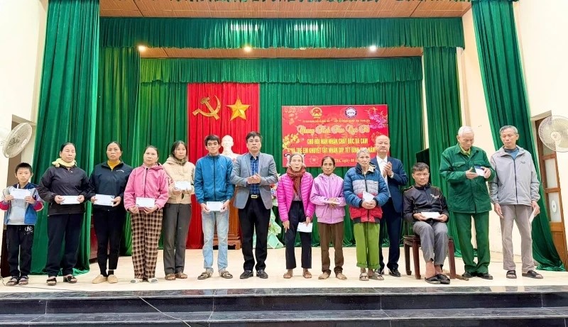 Hiệp hội Doanh nghiệp tỉnh trao qu&agrave; cho c&aacute;c nạn nh&acirc;n chất độc m&agrave;u da cam v&agrave; trẻ em khuyết tật tại x&atilde; Định T&acirc;n.