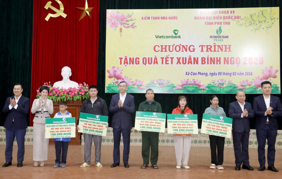 Đại diện Vietcombank, đồng ch&iacute; Nguyễn Văn Quang - Gi&aacute;m đốc Chi nh&aacute;nh H&ograve;a B&igrave;nh (đứng thứ 5 từ phải sang) trao tặng g&oacute;i t&agrave;i trợ trị gi&aacute; 500 triệu đồng mua sắm trang thiết bị phục vụ giảng dạy v&agrave; học tập cho c&aacute;c trường học tr&ecirc;n địa b&agrave;n x&atilde; Mường Th&agrave;ng, tỉnh Ph&uacute; Thọ