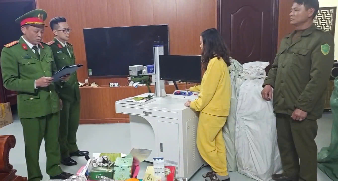 Cơ quan Cảnh s&aacute;t điều tra C&ocirc;ng an tỉnh Thanh H&oacute;a thi h&agrave;nh lệnh kh&aacute;m x&eacute;t tại nơi sản xuất, nơi l&agrave;m việc, nơi cất giấu h&agrave;ng ho&aacute; của c&aacute;c đối tượng.