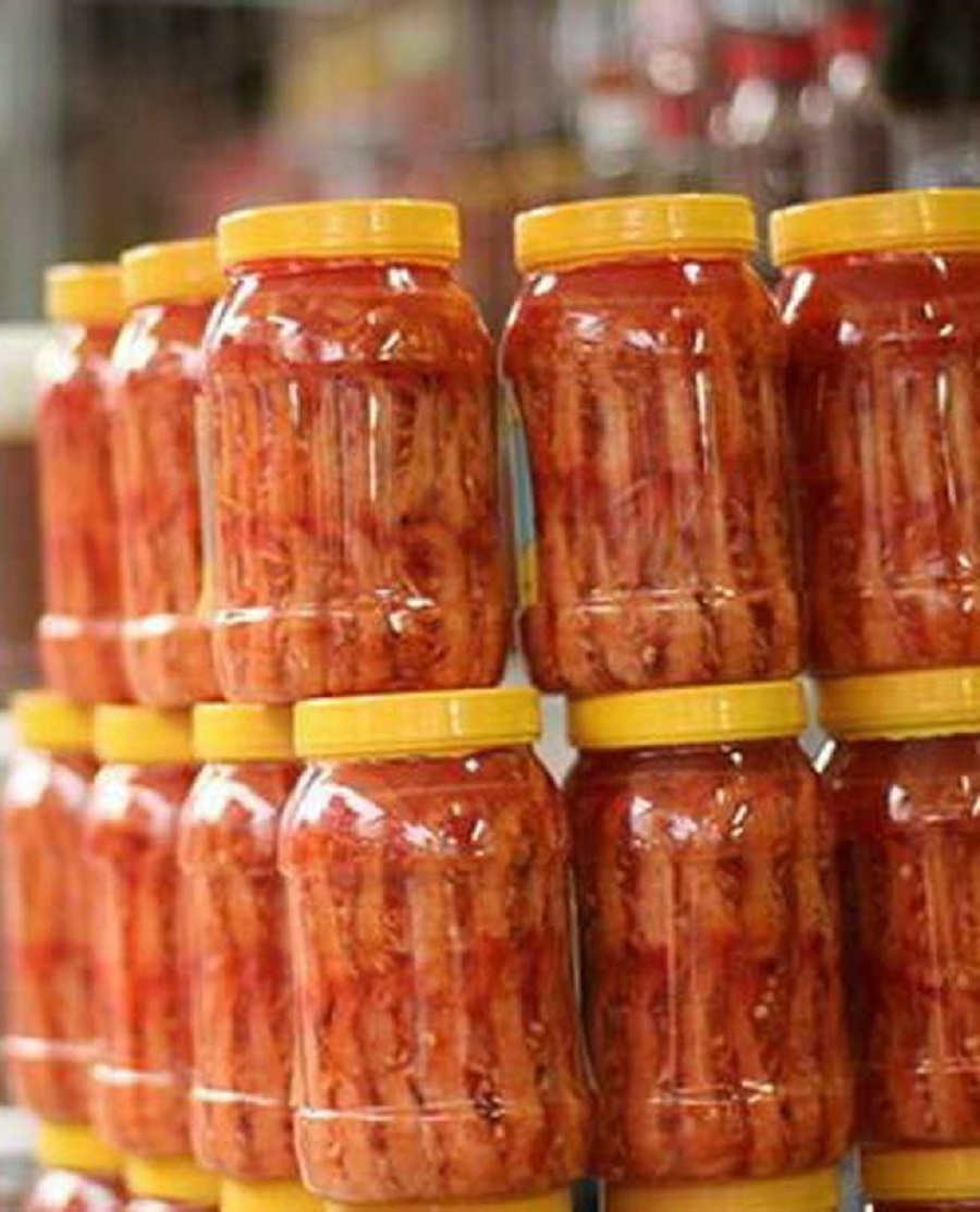 Để l&agrave;m n&ecirc;n hũ t&ocirc;m chua chuẩn vị, người ta chọn t&ocirc;m đất hoặc t&ocirc;m s&ocirc;ng tươi, kh&ocirc;ng d&ugrave;ng t&ocirc;m biển to mập.