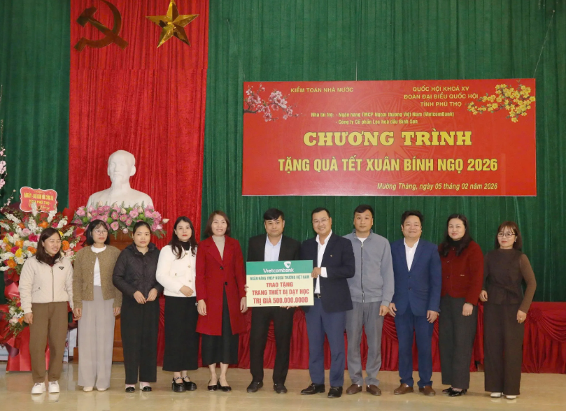 Vietcombank trao 1 tỷ đồng hỗ trợ công tác giáo dục và xây nhà đại đoàn kết tại Phú Thọ