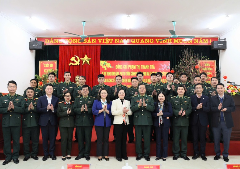 Ph&oacute; Thủ tướng Phạm Thị Thanh Tr&agrave; chụp ảnh lưu niệm c&ugrave;ng c&aacute;n bộ, chiến sĩ Đồn Bi&ecirc;n ph&ograve;ng B&aacute;t X&aacute;t - Ảnh: VGP/Thu Giang