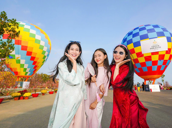 Du kh&aacute;ch check in tại Lễ hội